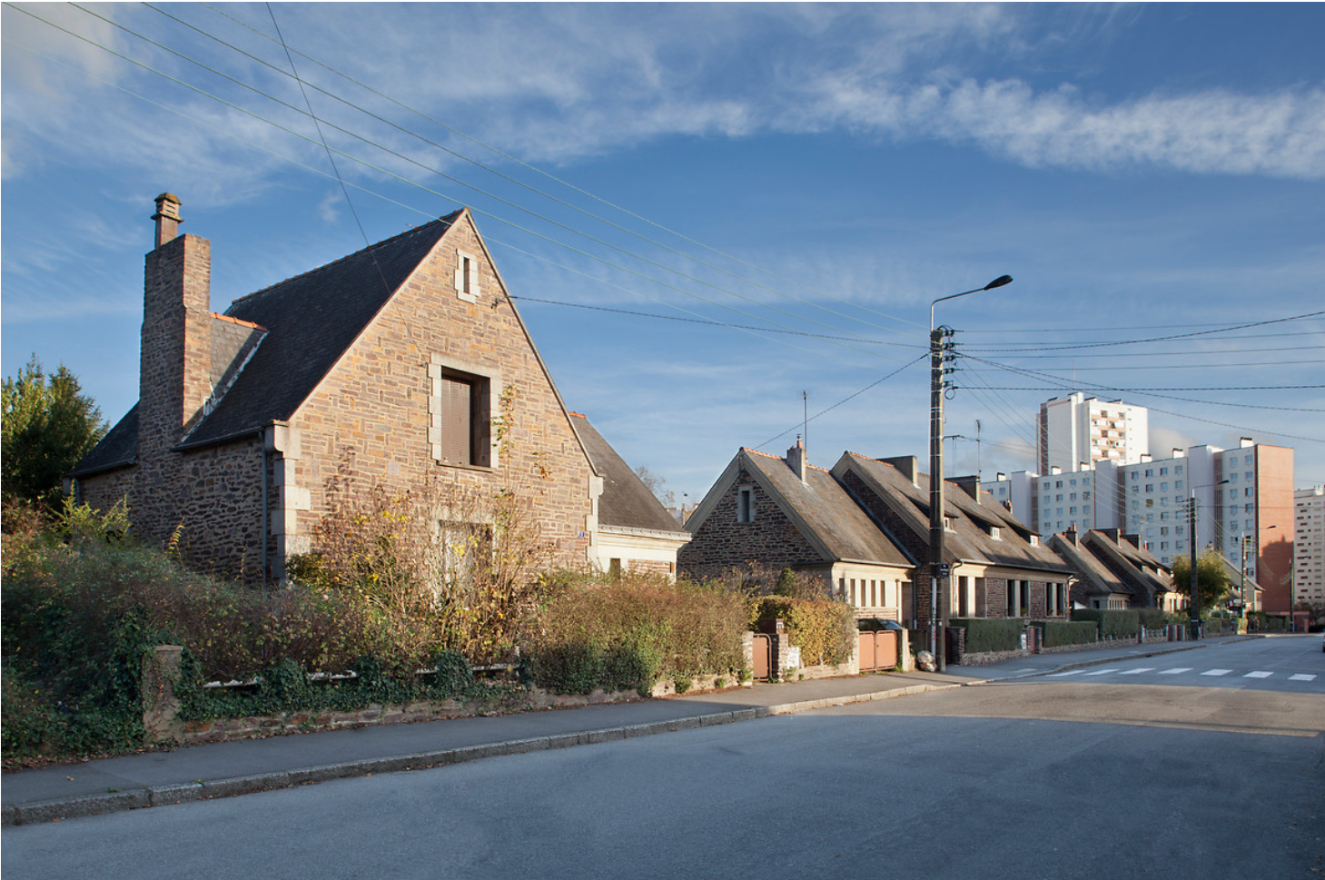 Une rue et des maisons individuelles qui la borde