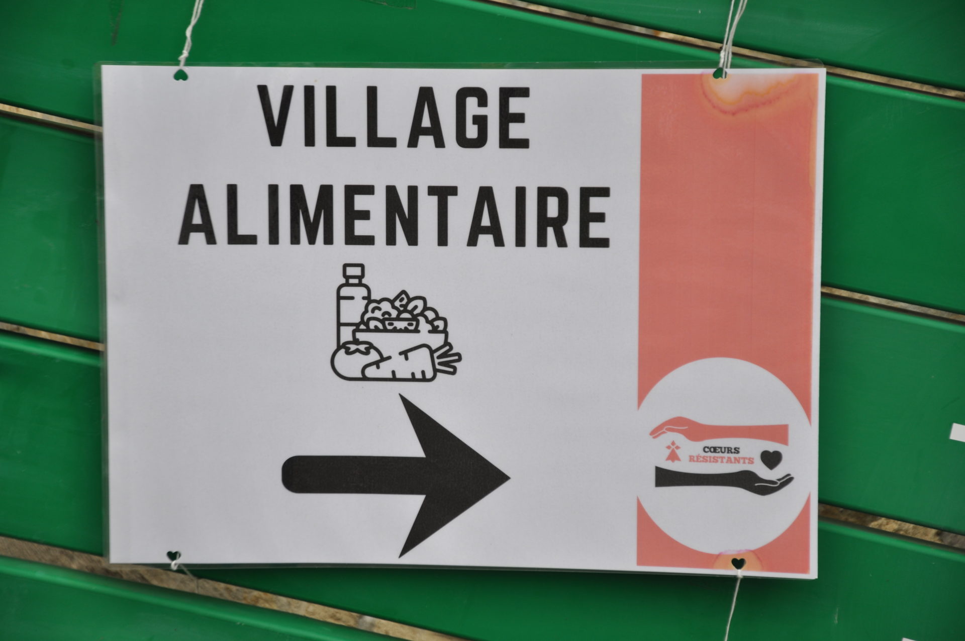 Affiche du Village Alimentaire avec le logo de Cœurs Résistants