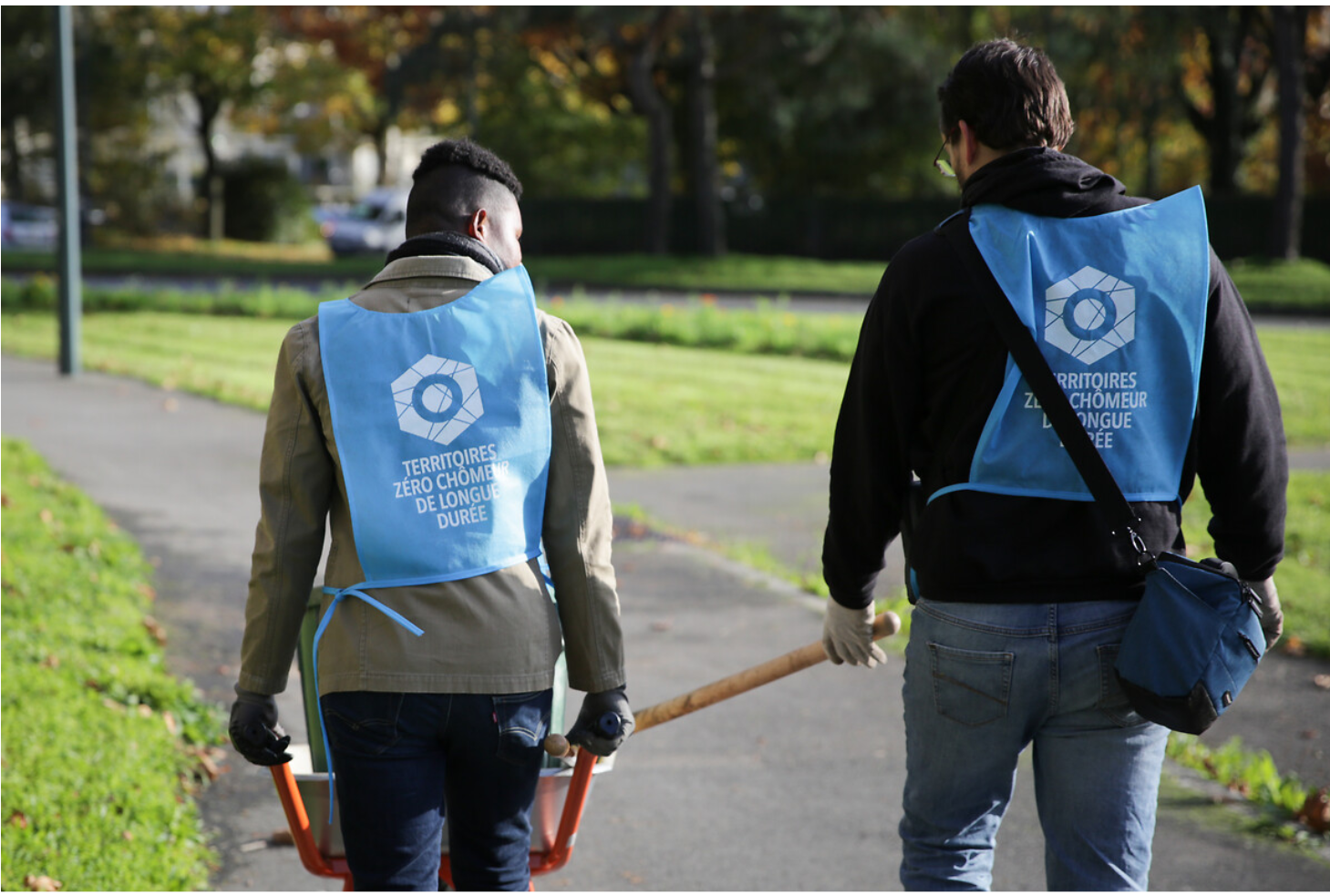 2 hommes de dos avec un gilet bleu "TZCLD"