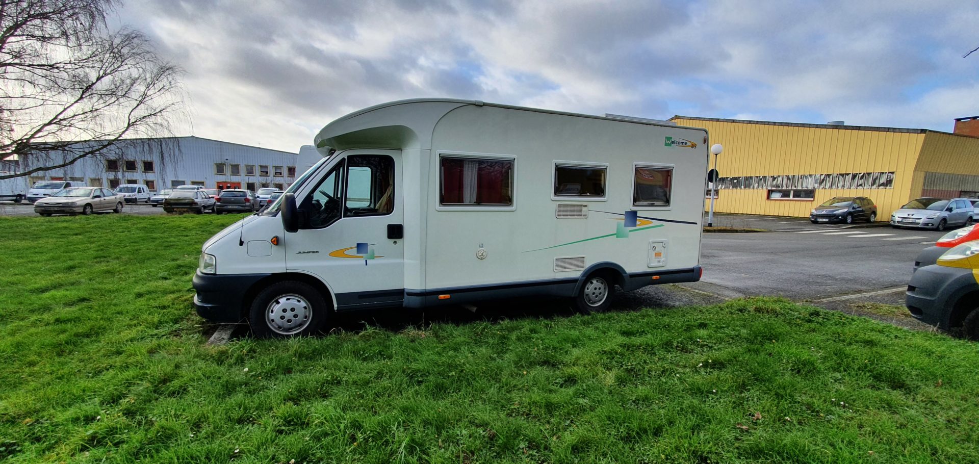 La Bulle Mobile, ou le camping car douche de l'association stationne sur une place de parking