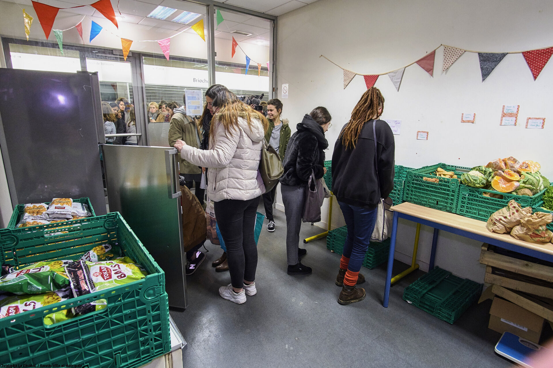 Etudiants bénéficiaires en train de choisir les denrées dans un local