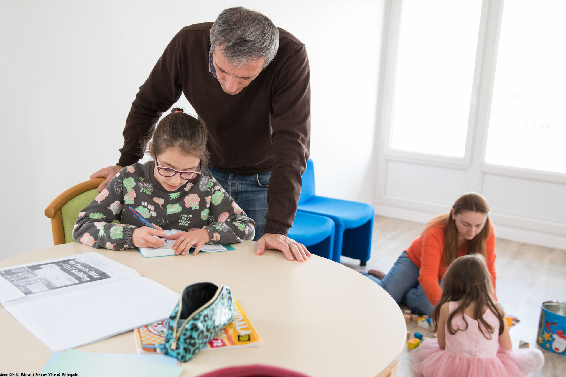 Personnes en train de s'occuper d'enfants