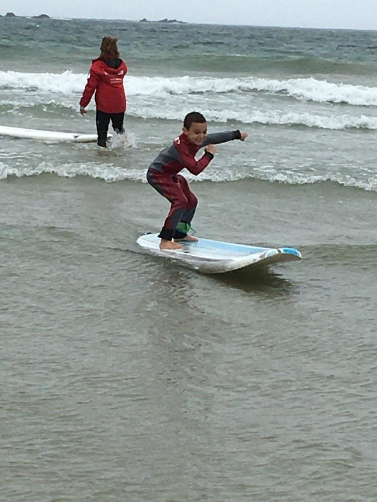 Enfant faisant du surf