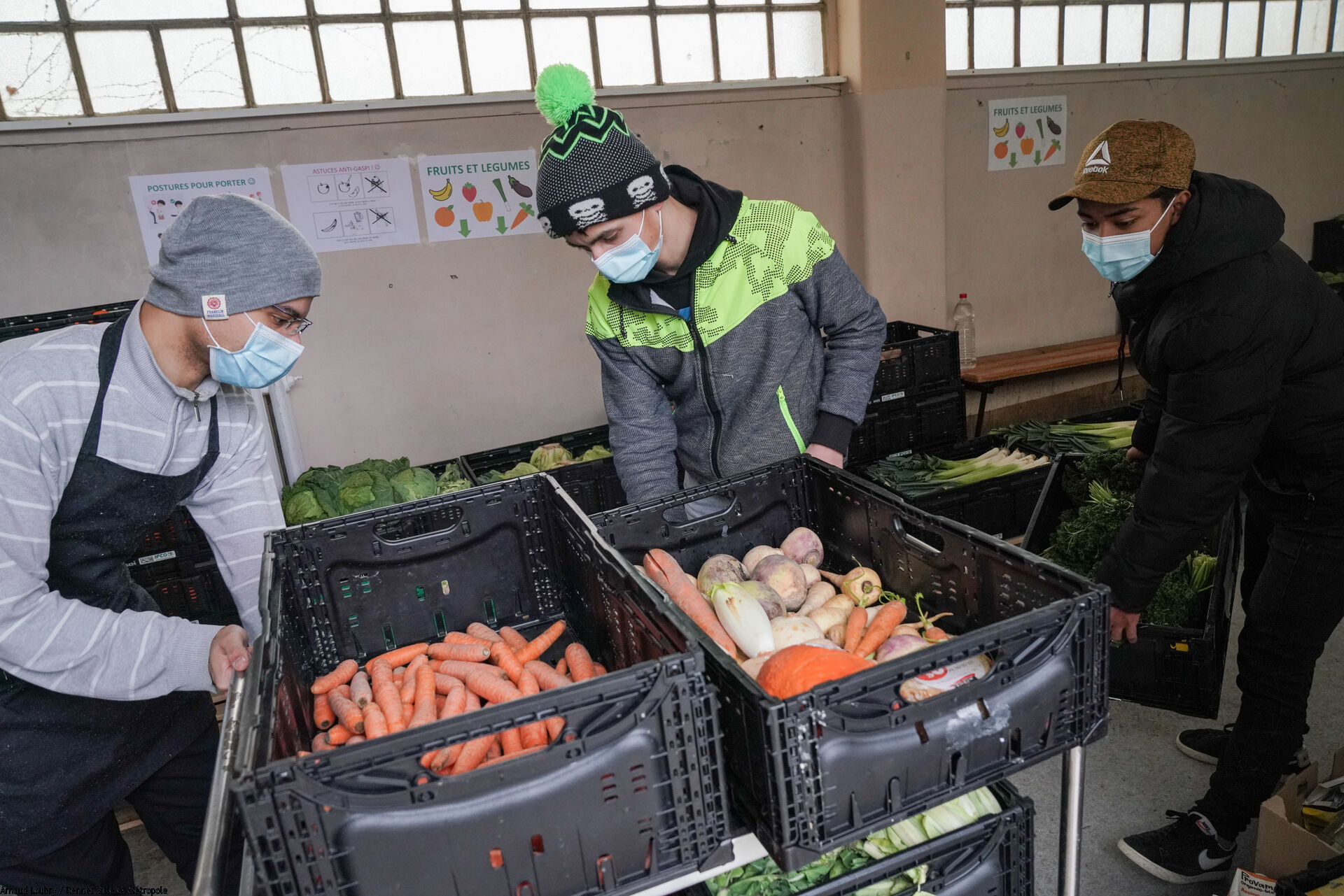 Bénévoles en train de charger des caisses d'aliments sur un charriot